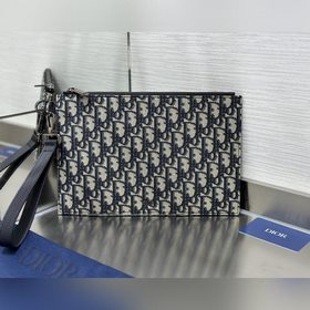 這款 A5 手拿包時尚簡約。采用米色和黑色 Oblique 印花面料精心制作，飾