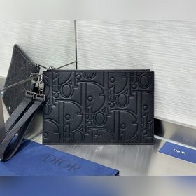 這款 A5 手拿包是一款優雅的配飾，彰顯時尚的設計。Dior Gravity 印