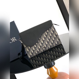 這款 A5 三角手拿包是 Dior 的全新主打單品。采用米色和黑色 Obliqu