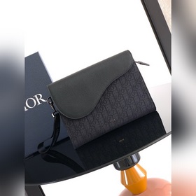 這款 A5 三角手拿包是 Dior 的全新主打單品。采用黑色 Oblique 印