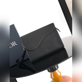 這款 A5 三角手拿包是 Dior 的全新主打單品。采用黑色粒面皮革等材質精心制