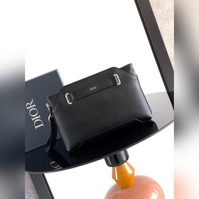 這款 Dior Normandie A5 三角形手拿包是二零二五冬季男裝系列新品