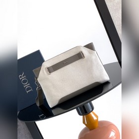 這款 Dior Normandie A5 三角形手拿包是二零二五冬季男裝系列新品