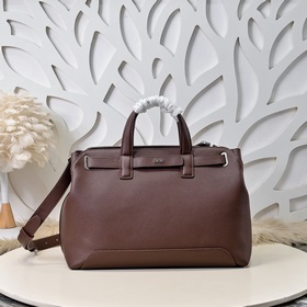 Dior-迪奧專櫃最新款手提包，斜挎包 官網同步 這款是本季新品 采用粒面小牛皮