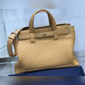 這款 Dior Normandie 手袋将實用設計與 Dior 的高訂精神融為一