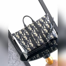 這款 Weekender 40 手袋是二零二四春季男裝系列新品，彰顯經久不衰的高