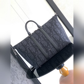 這款 Weekender 40 手袋是二零二四春季男裝系列新品，彰顯經久不衰的高