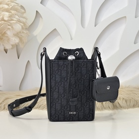 Dior-迪奧專櫃最新款水桶包，單肩包 官網同步 新品 采用米色和黑色Obliq