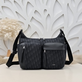 Dior-迪奧專櫃最新款水餃包，斜挎包 官網同步 本季新品 采用米色和黑色Obl