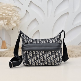 Dior-迪奧專櫃最新款水餃包，斜挎包 官網同步 本季新品 采用黑色Obliqu