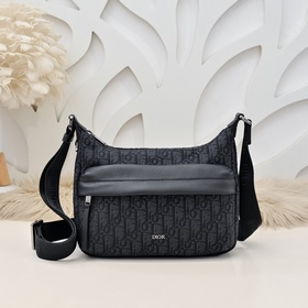 Dior-迪奧專櫃最新款水餃包，斜挎包 官網同步 本季新品 采用黑色Obliqu