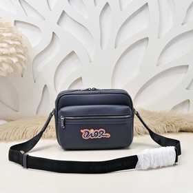 Dior-迪奧專櫃最新款斜挎包，信使包 官網同步 本季新品 采用海軍藍色粒面牛皮