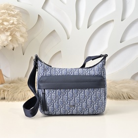 Dior-迪奧專櫃最新款水餃包，斜挎包 官網同步 本季新品 采用海軍藍色 Obl
