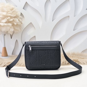 Dior-迪奧專櫃最新款斜挎包 官網同步 秋冬新品 采用壓花工藝将經典圖案精緻呈