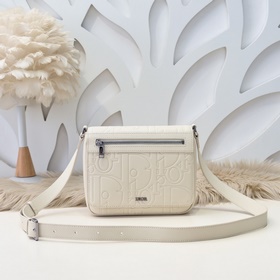 Dior-迪奧專櫃最新款斜挎包 官網同步 秋冬新品 采用壓花工藝将經典圖案精緻呈
