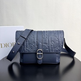 這款 Dior Daily 翻蓋信使包是二零二五秋季男裝系列新品，展現優雅實用的