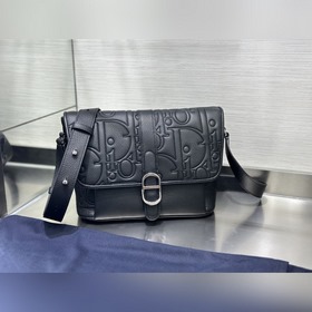這款 Dior Daily 翻蓋信使包是二零二五秋季男裝系列新品，展現優雅實用的