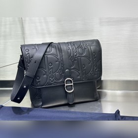 這款 Dior Daily 翻蓋信使包是二零二五秋季男裝系列新品，展現優雅實用的
