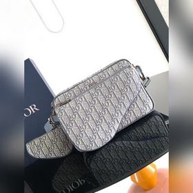 這款馬鞍三件套手袋采用深灰色 Oblique 印花面料精心制作，醒目百搭。三合一