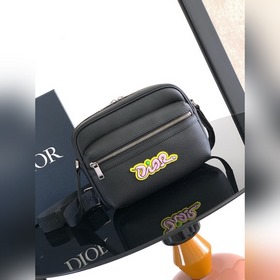 這款 Rider 2.0 拉鍊式信使包來自 DIOR AND KAWS 限定系列