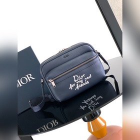 這款 Rider 2.0 拉鍊式信使包來自 DIOR AND HYLTON NE