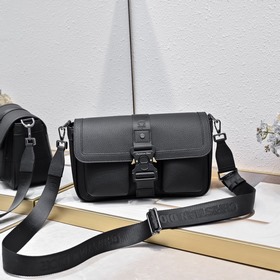 Dior-迪奧專櫃最新款信使包，斜跨包 官網同步 這款Dior Hit the