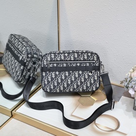 配藍色盒子 型號：7733大號 頂級原版 這款經典的 Safari 手袋是二零