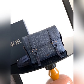 這款翻蓋信使包以現代時尚的設計突顯 Dior 的高訂精神，進一步豐富 Dior