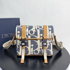 這款翻蓋信使包以現代時尚的設計突顯 Dior 的高訂精神，進一步豐富 Dior