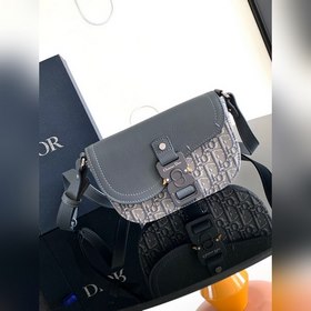 這款馬鞍翻蓋信使包采用時尚的設計，搭配翻蓋，彰顯精緻的優雅氣質，為馬鞍系列提升格