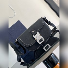 這款馬鞍手拿包附有肩帶，是二零二三春季男裝系列推出的新款單品，采用時尚的設計，彰
