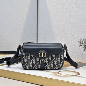 ~Dior 新款波比拉鍊小包 藍D布配皮 這款波比拉鍊手袋是二零二五春夏成衣系列