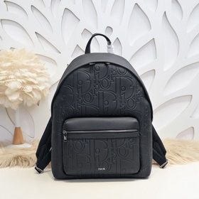 Dior-迪奧專櫃最新款雙肩背包 官網同步 秋冬新品 采用壓花工藝将經典圖案精緻