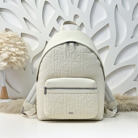 Dior-迪奧專櫃最新款雙肩背包 官網同步 秋冬新品 采用壓花工藝将經典圖案精緻
