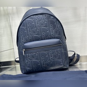 這款 Rider 2.0 拉鍊雙肩背包為 Dior 的經典單品推出全新版本。采用