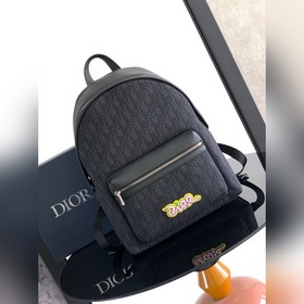 Rider 2.0 拉鍊雙肩背包來自 DIOR AND KAWS 限定系列。采用