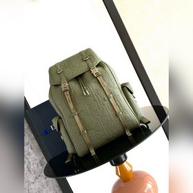這款 Dior Hit The Road 翻蓋雙肩背包将現代風格與 Dior 的