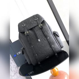 這款 Dior Hit The Road 翻蓋雙肩背包将現代風格與 Dior 的