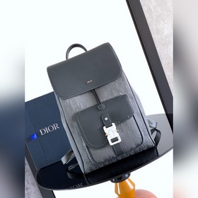 這款馬鞍翻蓋雙肩背包采用時尚的原創設計，突顯馬鞍風格。采用海軍藍色 Obliqu