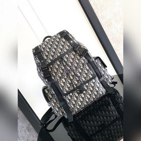 這款 Dior Hit the Road 雙肩背包是本季的全新款式，将現代風格與