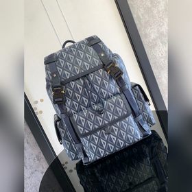這款 Dior Hit the Road 雙肩背包是本季的全新款式，将現代風格與