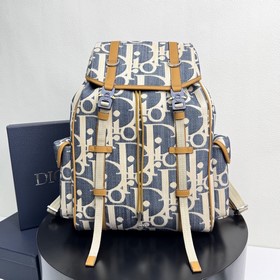 這款 Dior Hit The Road 翻蓋雙肩背包将現代風格與 Dior 的