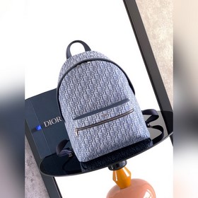 這款 Rider 雙肩背包輪廓簡約，經典的學院款式洋溢着活力。時尚現代，采用藍色