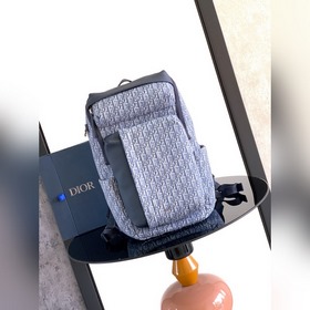 這款 Rider Soft 拉鍊雙肩是二零二五秋季系列新品，兼具時尚設計與實用功