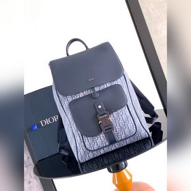 這款馬鞍翻蓋雙肩背包采用時尚的原創設計，突顯馬鞍風格。采用藍色 Oblique