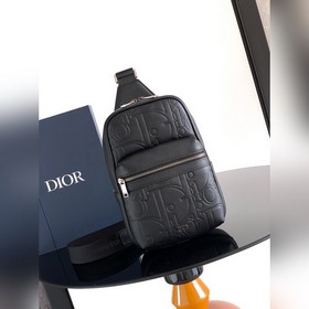 這款Rider2.0腰包是一款實用而現代的款式。采用印花精心制作，飾以同色調粒面
