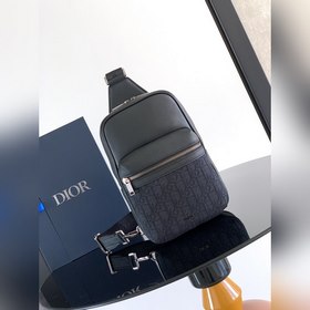 這款Rider2.0腰包是一款實用而現代的款式。采用米色和黑色Oblique印花
