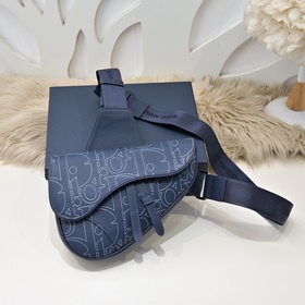 Dior-迪奧專櫃最新款胸包，馬鞍包 官網同步 本季新品 采用海軍藍色Gravi