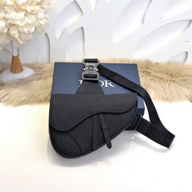Dior-迪奧專櫃最新款馬鞍包，胸包 官網同步 秋冬新品 采用壓花工藝将經典圖案