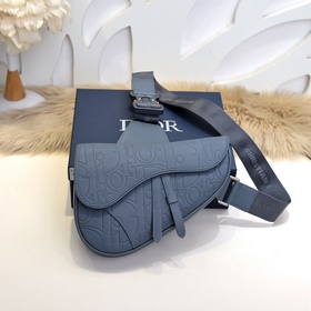 Dior-迪奧專櫃最新款馬鞍包，胸包 官網同步 秋冬新品 采用壓花工藝将經典圖案